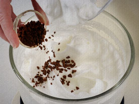 Bata as claras em neve, adicione o açúcar e o café solúvel.