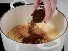 Coloque a manteiga numa panela, depois o leite condensado, o café e o chocolate (cacau em pó). Mexa bem, coloque em fogo baixo mexendo sempre.