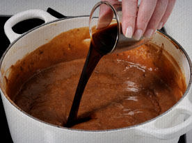 Quando estiver quente e com todos os ingredientes bem misturados, adicione o licor. Mexa bem e desligue o fogo. Sirva quente por cima do sorvete.</p>
<p>Dica: não é para cozinhar em ponto de brigadeiro, o ideal é aquecer um pouco para ficar com uma consistência mais firme.