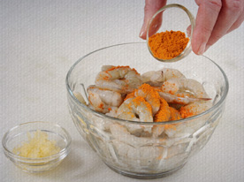 Risoto. Tempere o camarão com tempero D.Clara misto ou páprica, sal e alho. Reserve.