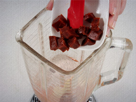 Bata todos os ingredientes no liquidificador.  Depois de bem misturados, bata por mais 3 minutos para aerar a mistura e conferir a suavidade da mousse. Coloque em copinhos ou taças e leve para a geladeira por 2 horas.