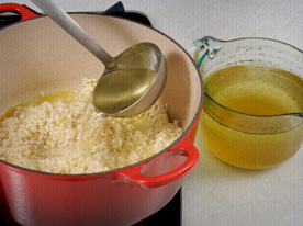 Vá acrescentando o caldo de peixe aos poucos, mexendo sempre. Quando o arroz estiver al dente (ele fica transparente) desligue o fogo.