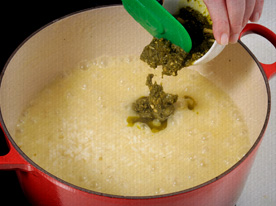 Coloque o pesto, mexa bem e tampe a panela.
