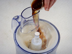 Depois de bater, coloque a mistura em um recipiente grande e adicione o café e todos os outros ingredientes (inclusive as claras picadas) e deixe descansar na geladeira por pelo menos por 2 horas antes de servir.