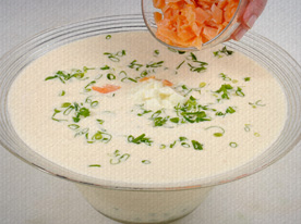 Decore com cebolinha e salmão. Dica:  1 - se não tiver um pilão para preparar as gemas, use a parte de trás de uma colher de sopa. 2 - Bata o creme de leite separado em ponto de creme, caso queira uma receita mais light. Assim, pode-se acrescentar ou não a quantidade adequada para cada comensal.