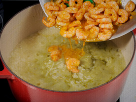 Coloque os camarões no risoto já pronto, mexa bem e acerte o sal.  Molho ao pesto Passe as nozes rapidamente na frigideira para secá-las bem. Colocar o manjericão, as nozes e o alho e o sal num pilão. Socar bem até formar uma pasta. Acrescente o queijo aos poucos e depois o azeite até formar uma pasta cremosa. Dica: se não tiver um pilão de pedra polida, use processador. Para evitar a oxidação das folhas, deixe o copo do processador ou do liquidificador no freezer por meia hora.