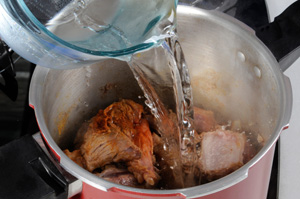 Coloque a costela, o tempero D. Clara e a água quente