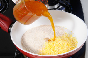 Em uma frigideira, doure um pouco o Flocão com a farinha de mandioca
