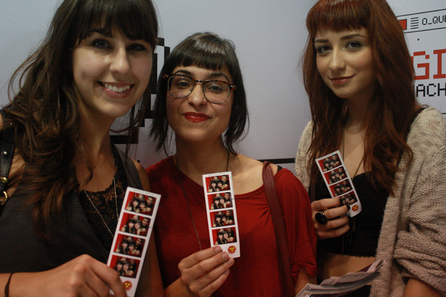 Letícia, Victoria e Patrícia com a versão impressa das imagens feitas na GIF Machine
