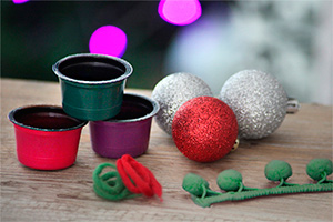 Aprenda a fazer enfeites de Natal com cápsulas de café