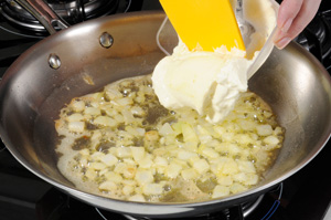 Em uma frigideira, derreta a manteiga e frite a cebola até começar a dourar. 