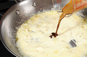 Adicione o creme de leite (ou queijo cremoso)