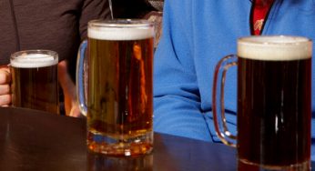 Café na mesa de boteco