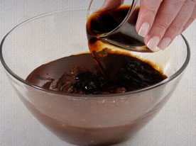 Adicione o café no chocolate derretido e misture bem.