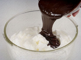 Coloque a geleia de pimentas no fundo de cada taça, cubra com o mousse e coloque para gelar por no mínimo 1 hora. Na hora de servir, coloque raspas de chocolate e folhas de hortelã/melissa. Dica: a quantidade de geleia de pimenta é por sua conta. Costumo colocar um terço de geleia para 2/3 de mousse. Coloque a geleia de pimentas no fundo de cada taça, cubra com o mousse e coloque para gelar por no mínimo 1 hora. Na hora de servir, coloque raspas de chocolate e folhas de hortelã/melissa. Dica: a quantidade de geleia de pimenta é por sua conta. Costumo colocar um terço de geleia para 2/3 de mousse.