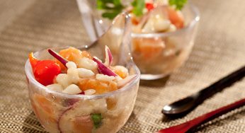 Ceviche com canjica e suco de cajá