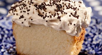 Cobertura de bolo com chantilly de café