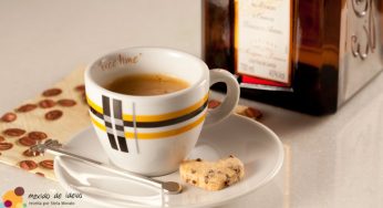 Café coado com gotinhas de licor Cointreau