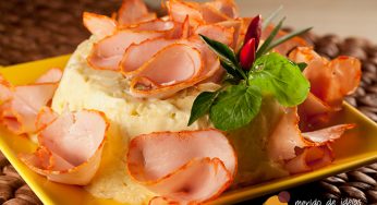 Salada de batata doce com chá de camomila