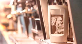 Caneca exibe foto quando é servida de café