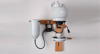 Uma máquina de espresso em porcelana e madeira
