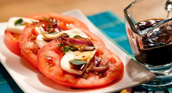 Salada caprese com molho de café