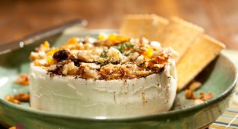 Queijo cremoso com café e frutas secas
