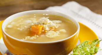 Consommè de erva cidreira com ovos de codorna