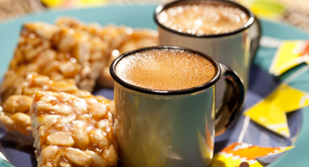 Pé de moleque com café espresso