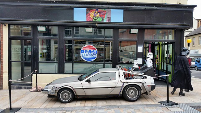 cafe-80s-delorean