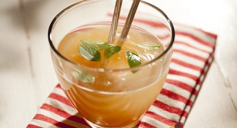 Suco de tamarindo com capim-cidreira