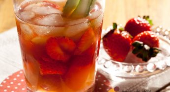 Drink com chá de hortelã, pepino e morango