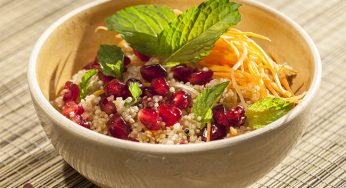 Salada de quinoa com chá de hortelã