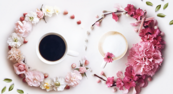 A combinação entre café, flores e fotografia